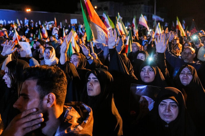 هفتمین شب سوگ پایتخت؛ تجمع مردم تهران در میدان انقلاب