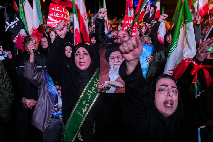 هفتمین شب سوگ پایتخت؛ تجمع مردم تهران در میدان انقلاب