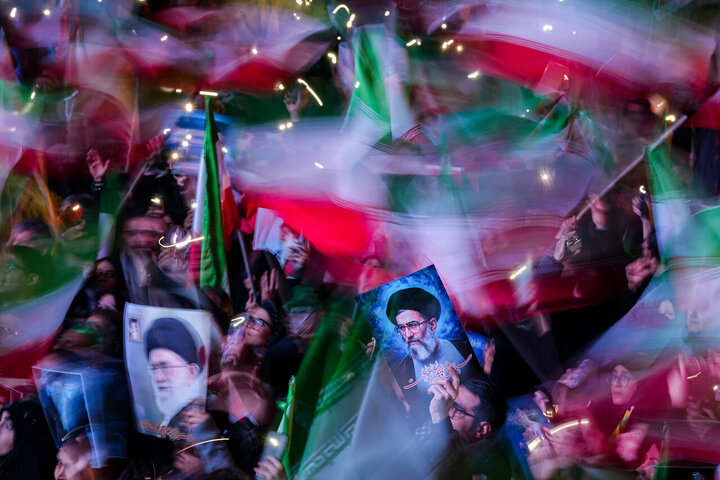 هفتمین شب سوگ پایتخت؛ تجمع مردم تهران در میدان انقلاب