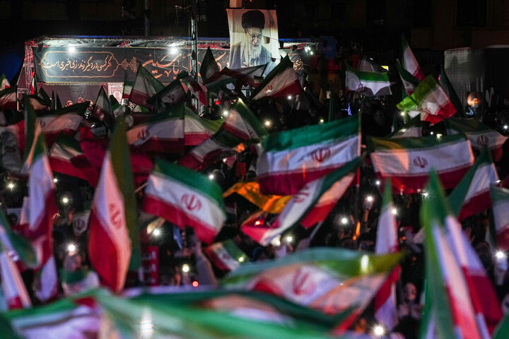 هفتمین شب سوگ پایتخت؛ تجمع مردم تهران در میدان انقلاب