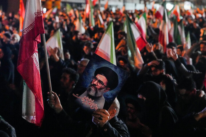هفتمین شب سوگ پایتخت؛ تجمع مردم تهران در میدان انقلاب