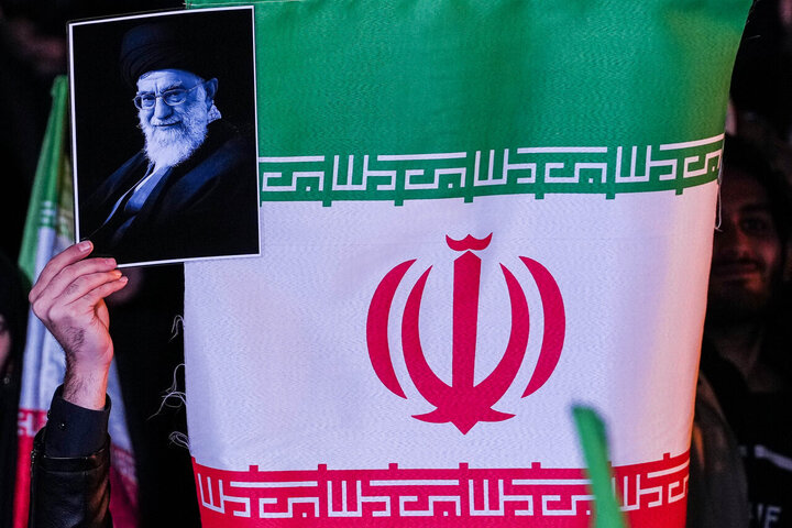 هفتمین شب سوگ پایتخت؛ تجمع مردم تهران در میدان انقلاب