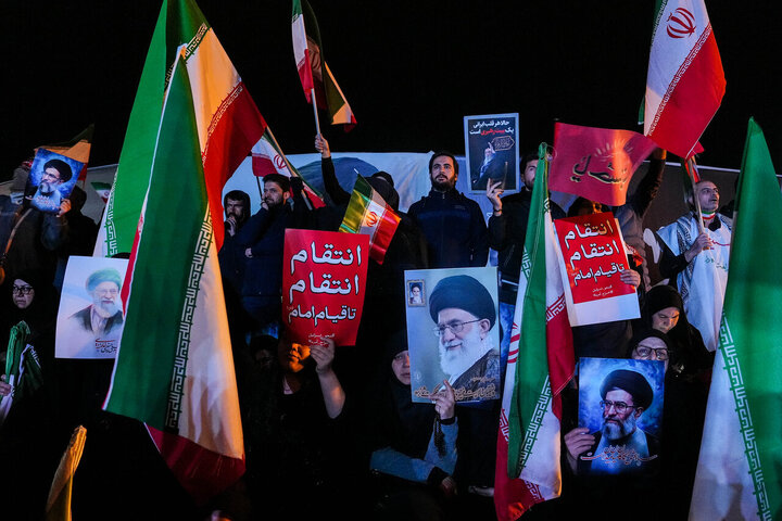 هفتمین شب سوگ پایتخت؛ تجمع مردم تهران در میدان انقلاب