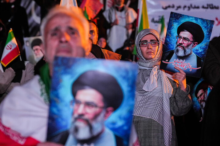 هفتمین شب سوگ پایتخت؛ تجمع مردم تهران در میدان انقلاب