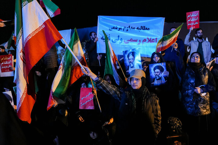 هفتمین شب سوگ پایتخت؛ تجمع مردم تهران در میدان انقلاب