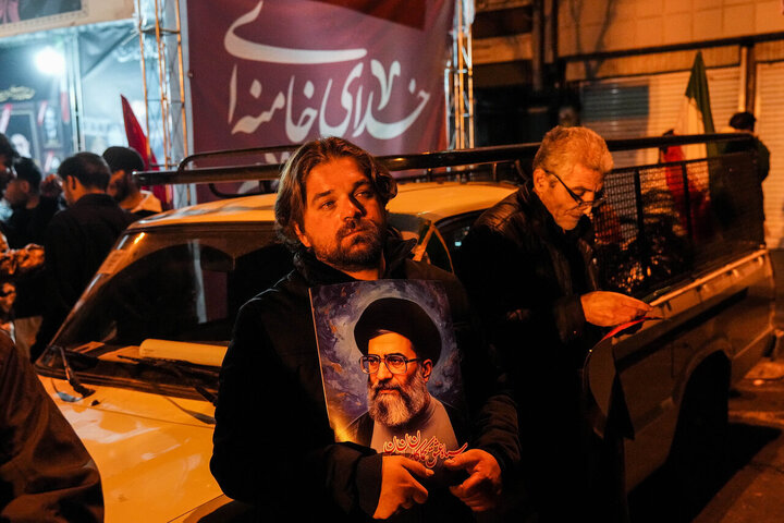 هفتمین شب سوگ پایتخت؛ تجمع مردم تهران در میدان انقلاب