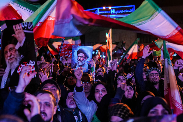 هفتمین شب سوگ پایتخت؛ تجمع مردم تهران در میدان انقلاب