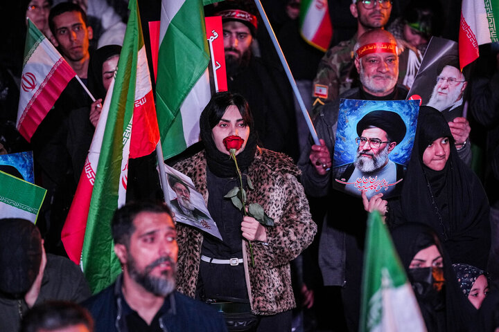 هفتمین شب سوگ پایتخت؛ تجمع مردم تهران در میدان انقلاب