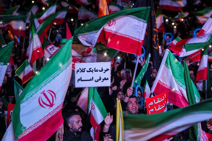 هفتمین شب سوگ پایتخت؛ تجمع مردم تهران در میدان انقلاب
