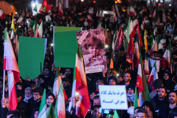 هفتمین شب سوگ پایتخت؛ تجمع مردم تهران در میدان انقلاب