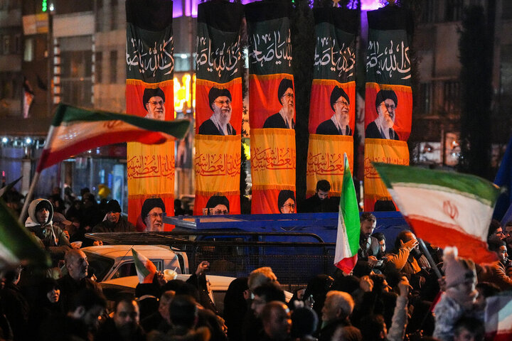 هفتمین شب سوگ پایتخت؛ تجمع مردم تهران در میدان انقلاب