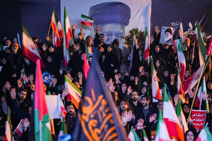 هفتمین شب سوگ پایتخت؛ تجمع مردم تهران در میدان انقلاب