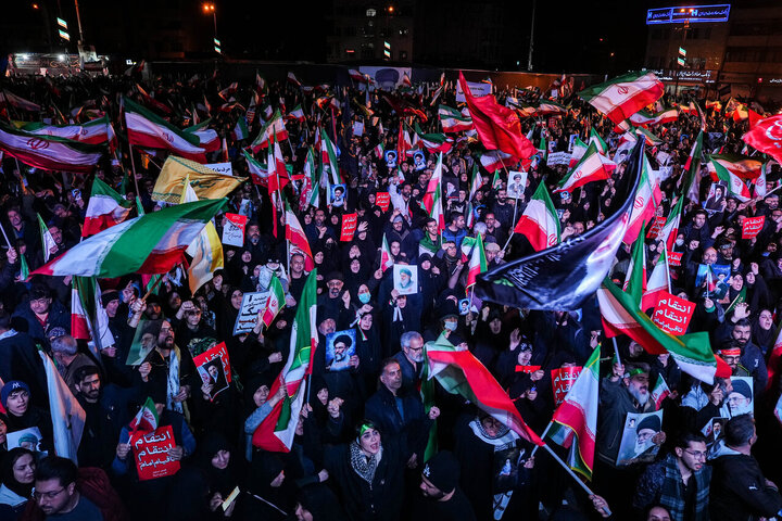 هفتمین شب سوگ پایتخت؛ تجمع مردم تهران در میدان انقلاب