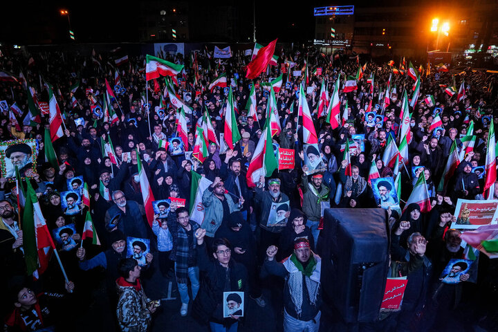 هفتمین شب سوگ پایتخت؛ تجمع مردم تهران در میدان انقلاب