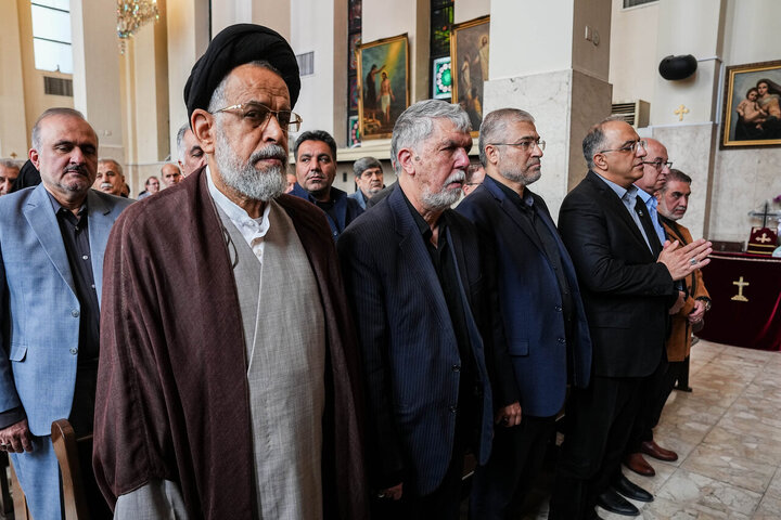 مراسم چهلمین روز شهادت رهبر انقلاب در کلیسای سرکیس مقدس تهران