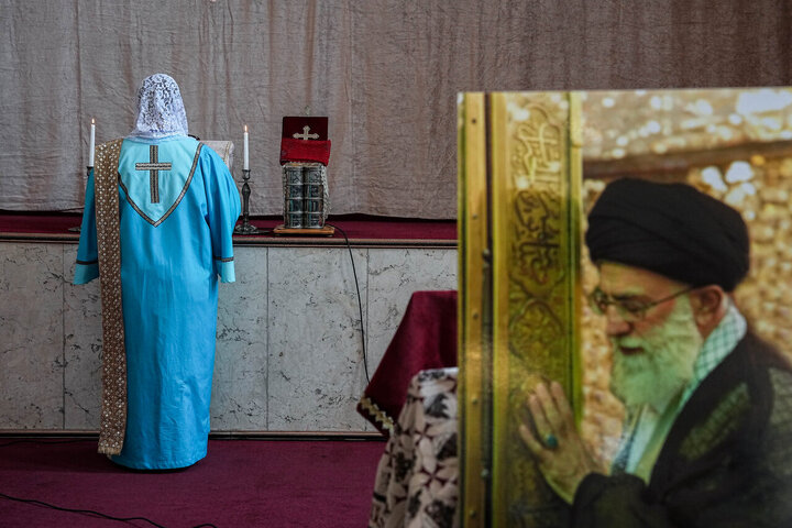 مراسم چهلمین روز شهادت رهبر انقلاب در کلیسای سرکیس مقدس تهران
