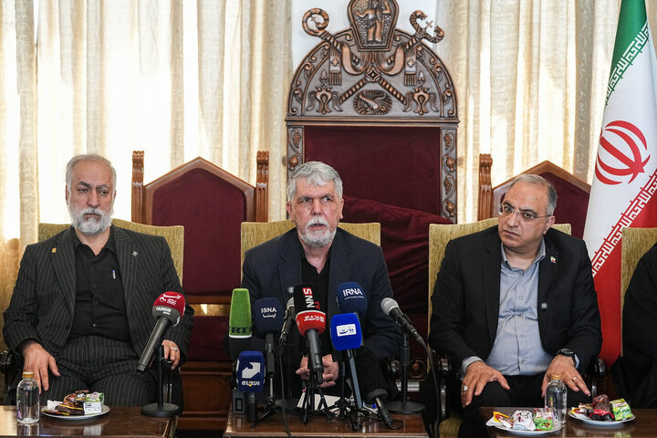 مراسم چهلمین روز شهادت رهبر انقلاب در کلیسای سرکیس مقدس تهران