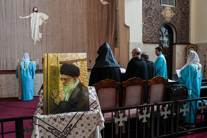 مراسم چهلمین روز شهادت رهبر انقلاب در کلیسای سرکیس مقدس تهران
