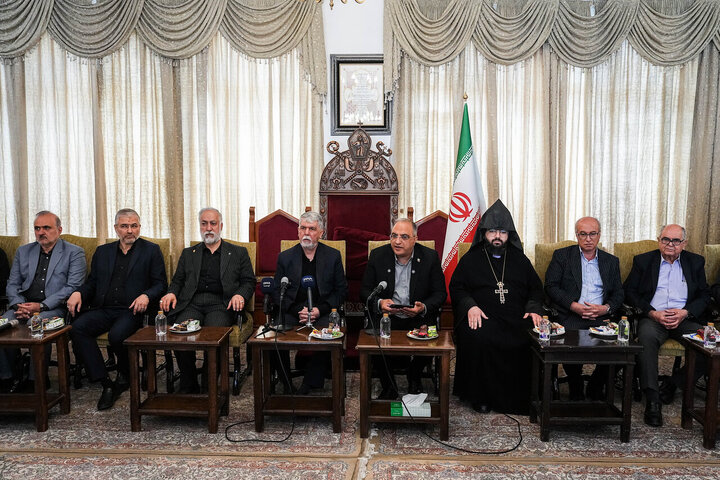 مراسم چهلمین روز شهادت رهبر انقلاب در کلیسای سرکیس مقدس تهران