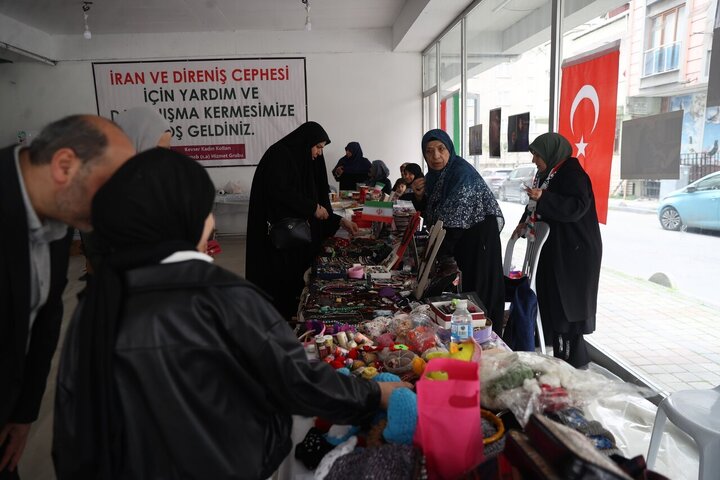 بازدید رفیعی و زارع از بازارچه خیریه شیعیان استانبول در حمایت از ایران