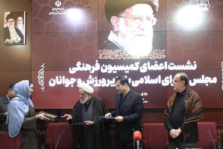 نشست نایب‌رئیس مجلس و اعضای کمیسیون فرهنگی با وزیر ورزش و جوانان
