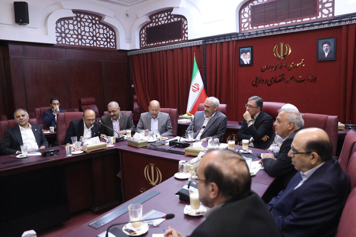 نشست کمیسیون صنایع مجلس با وزیر اقتصاد