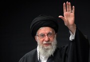 آیت‌الله سبحانی نماز را بر پیکر امام شهید انقلاب اقامه می‌کند