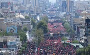 خودروی حامل پیکر مطهر رهبر شهید انقلاب در میدان آزادی متوقف شده است