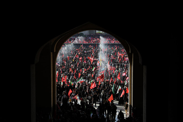 اقامه نماز بر پیکر رهبر شهید