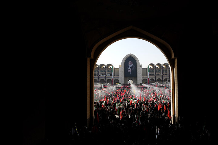 اقامه نماز بر پیکر رهبر شهید