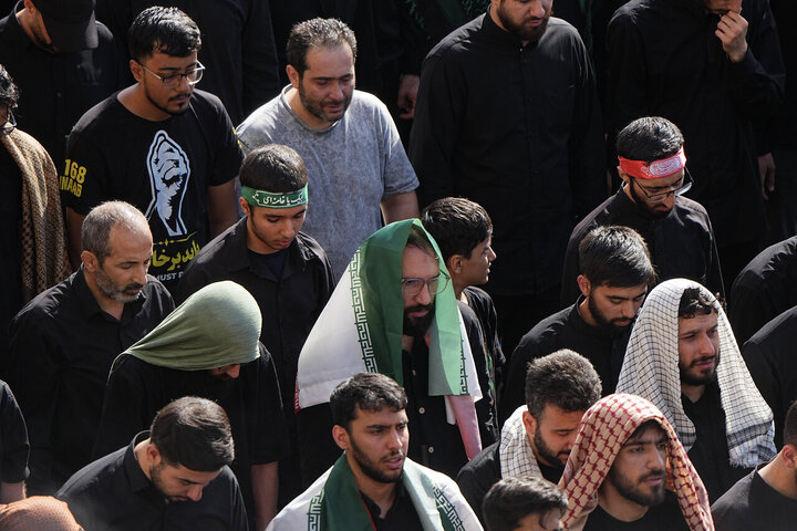 اقامه نماز بر پیکر رهبر شهید