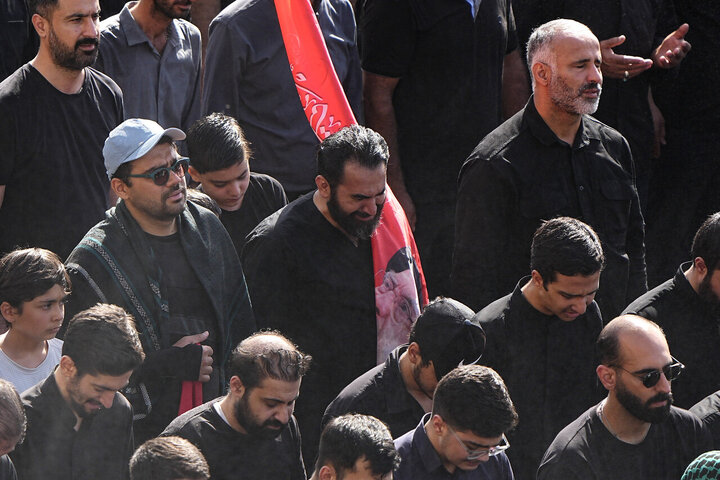 اقامه نماز بر پیکر رهبر شهید