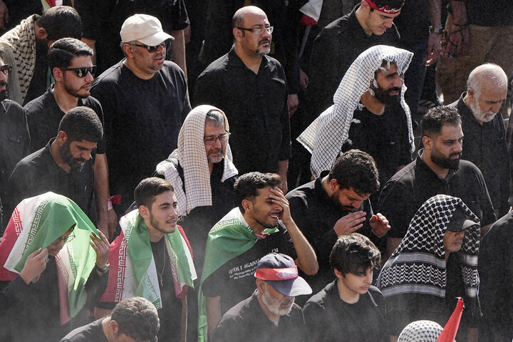 اقامه نماز بر پیکر رهبر شهید