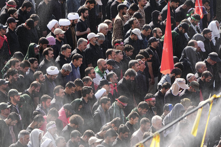 اقامه نماز بر پیکر رهبر شهید