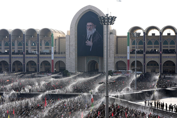 اقامه نماز بر پیکر رهبر شهید