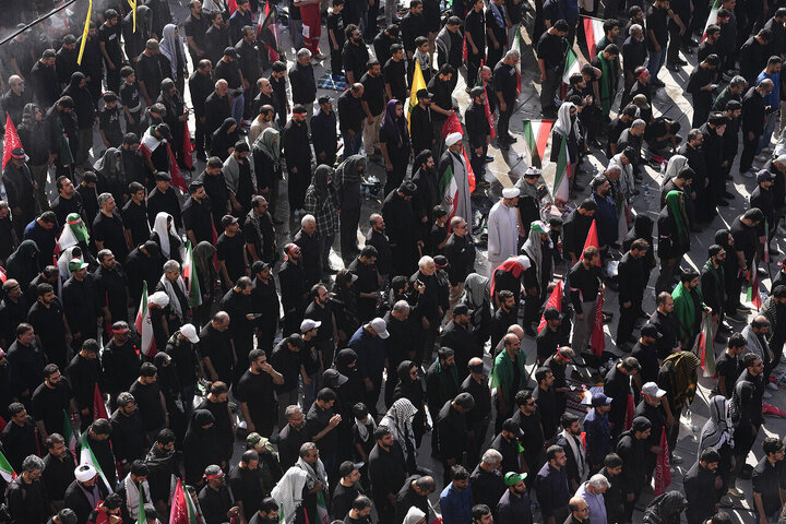 اقامه نماز بر پیکر رهبر شهید