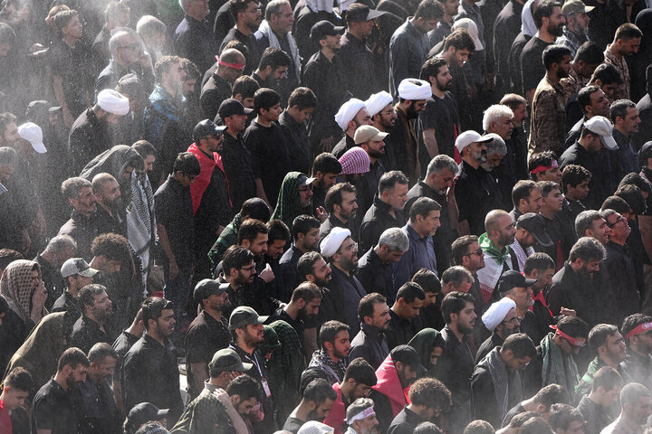 اقامه نماز بر پیکر رهبر شهید