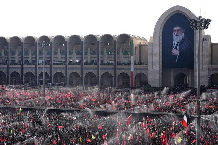اقامه نماز بر پیکر رهبر شهید