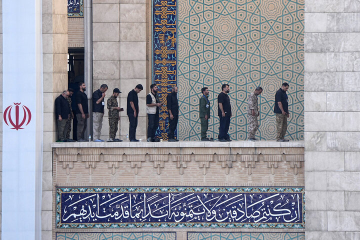اقامه نماز بر پیکر رهبر شهید