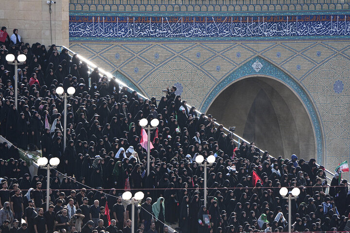 اقامه نماز بر پیکر رهبر شهید