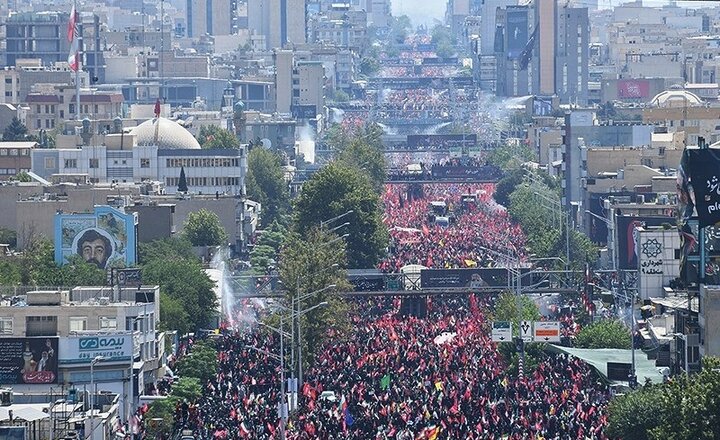 خودروی حامل پیکر مطهر رهبر شهید انقلاب در میدان آزادی متوقف شده است