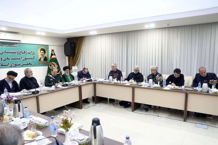 نشست مشترک کمیسیون امنیت ملی با سرپرست وزارت دفاع