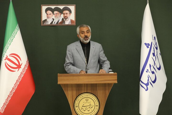 جراره: دبیر شورایعالی امنیت ملی به جوانان انقلابی میدان دهد