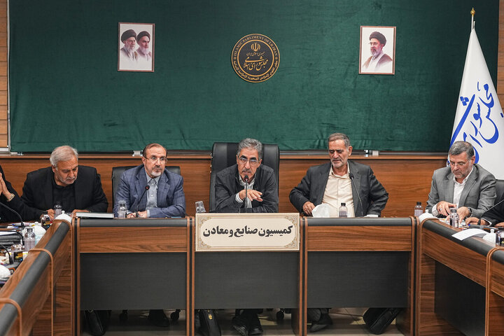 جلسه داغ کمیسیون صنایع/ از گرانی ۲۷۰ درصدی خودرو تا حضور وزیر پیشنهادی دفاع