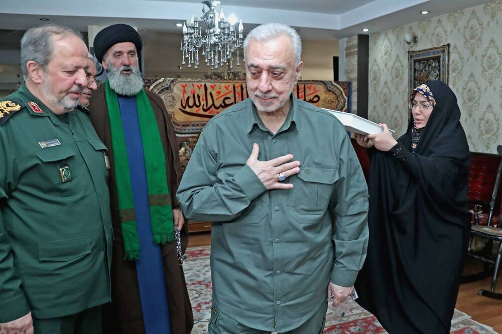 حضور وزیر پیشنهادی دفاع در منزل شهید نصیرزاده